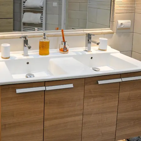 Casa vacanze 2 Bedroom Cozy In Aramon