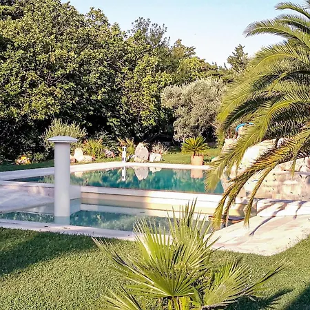 2 Bedroom Cozy In Holiday home Aramon